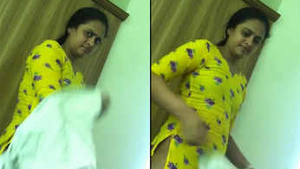 Desi girl films her roommate and sends it to her boyfriend
