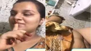 Desi babe flaunts her boobs and pussy in video call