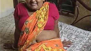 Indian housewife flaunts her erotic navel in village video