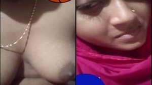 Desi babe flaunts her body on a video call