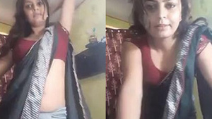 Lush bhabi in sari flaunts tits and navel in penis raising video