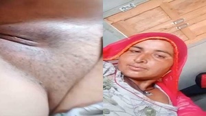 Watch as a mature Indian bhabhi flaunts her sexy pussy