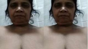 A Sri Lankan MILF bares it all in this explicit video
