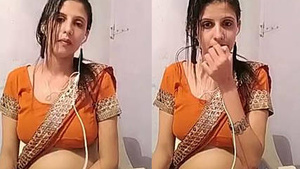 Watch a beautiful bhabi get naughty after a shower