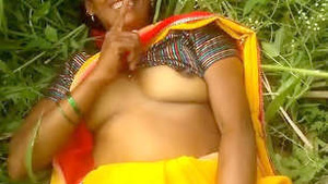 Indian bhabhi flaunts her big boobs in the open air
