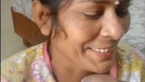Indian mature woman gives a blowjob in amateur video