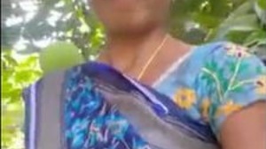 Desi bhabi flaunts her pussy in a public park