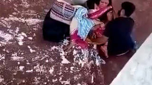 Mature bhabhi gets fingered and licked by lover in outdoor pussy play