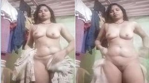 Bhabhi's naughty secret: Recording her sexy bath video