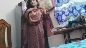 Watch a stunning Indian girl flaunt her curves in part 1 of the figure show