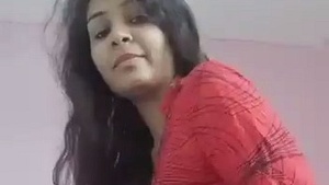 Indian girl flaunts her tight asshole in a steamy video