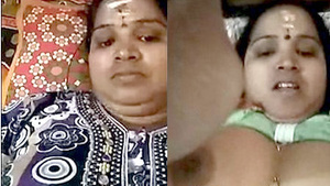 Desi aunty indulges in some solo play on video call