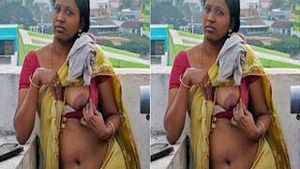 Horny Tamil bhabhi flaunts her boobs and pussy in a video call