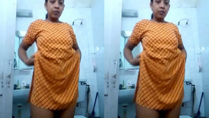 Amateur Indian girl Mallu reveals her body in exclusive video