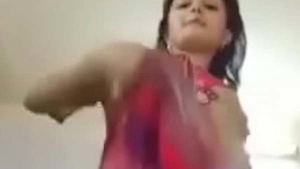 Adorable Indian girl shares nude selfies online