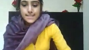 Nude Indian College Girl Shows Off Her Vagina in MMC Video