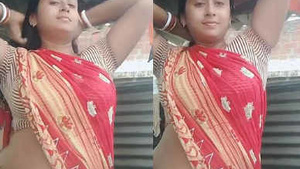 Aunty's homemade video reveals her bare belly in traditional attire