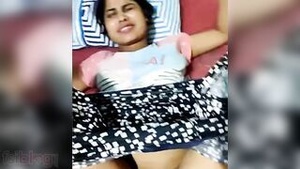 Indian village bhabhi in homemade video, sucking off a guy