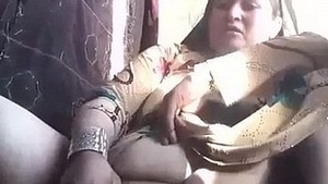 Pakistani hot moms indulge in self-pleasure