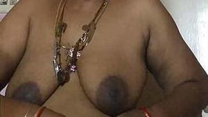 Tamil aunty Madurai's 40-year-old boobs in action