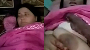 Pakistani aunty Fozia flaunts her big boobs in solo video