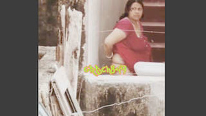 Desi aunty gets caught on camera