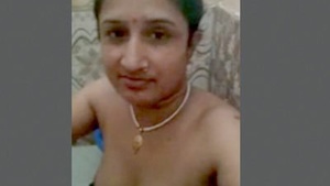 Married Desi bhabi takes a bath and gets naughty
