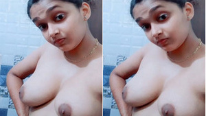 Amateur Indian girl reveals her body in exclusive video