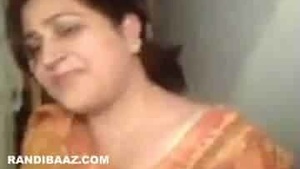 Indian aunty gives a blowjob and gets fucked in a steamy video