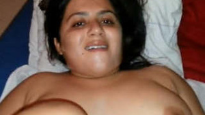 Desi hottie gets pounded in hotel room by bhabhi