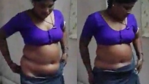 Curvy bhabi with a big belly button gets naughty