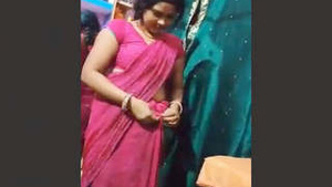 Desi bhabhi bares her pussy in a saree
