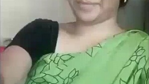 Watch this sexy bhabhi show off her big boobs in a seductive saree