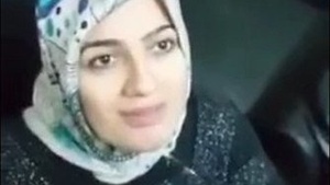 Muslim aunty gives a blowjob in hijab