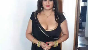 Sapna Bhabhi's boobs bounce in cleavage-focused video
